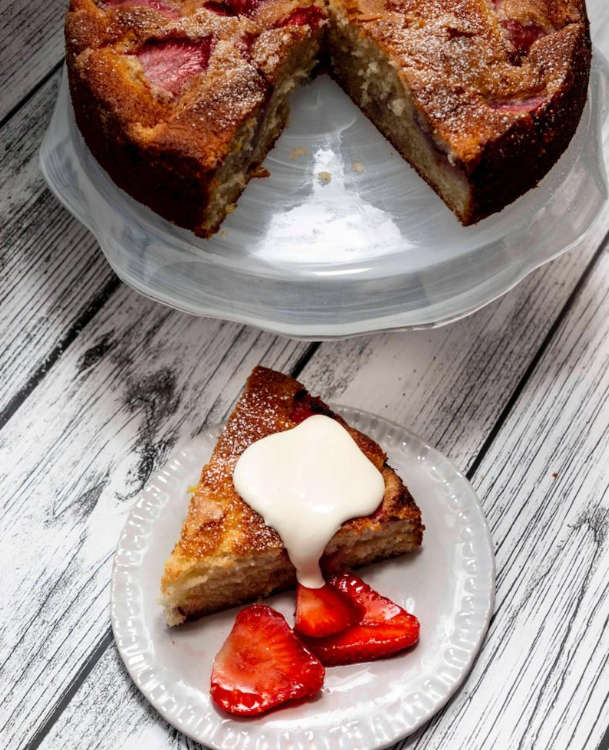 | The Cotswolds Baking Workshop Strawberry Cream Cake